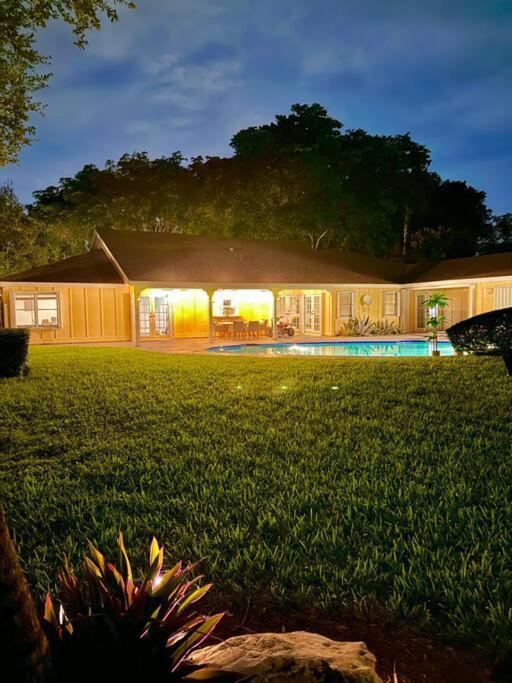 Exclusive 5-br Spacious House With Pool Holiday home Miami
