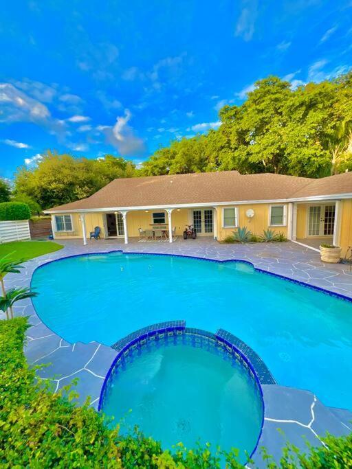 Holiday home Exclusive 5-br Spacious House With Pool *