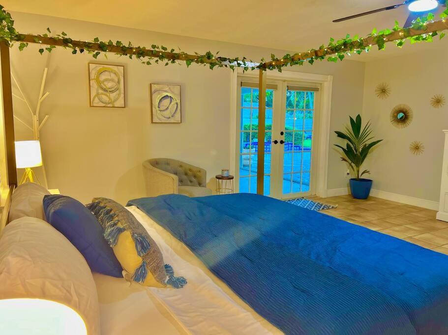 Exclusive 5-br Spacious House With Pool Holiday home Miami