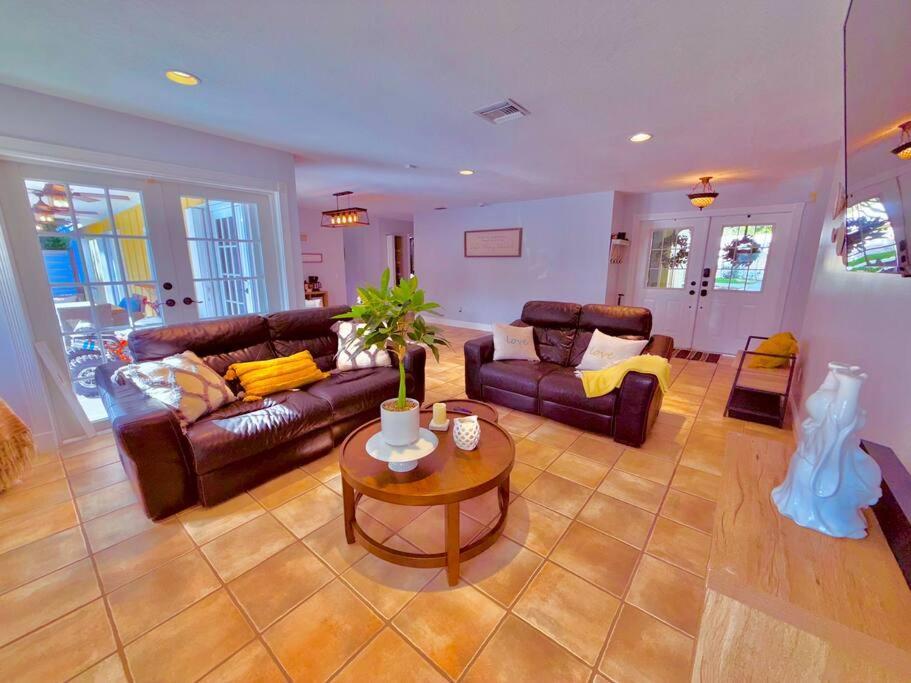 Exclusive 5-br Spacious House With Pool Holiday home