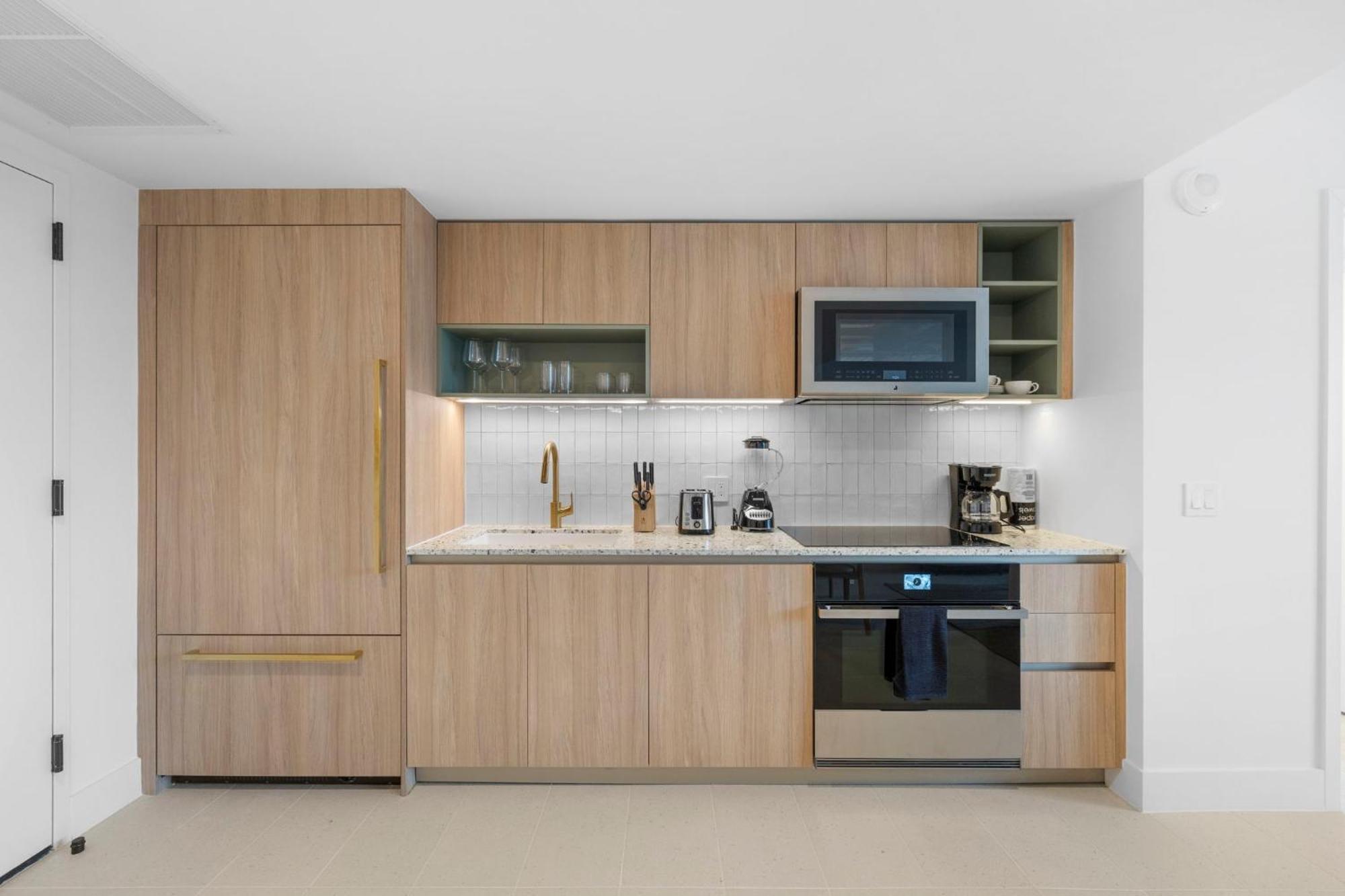 On 46th Floor! Amazing Views And Free Parking Apartment *