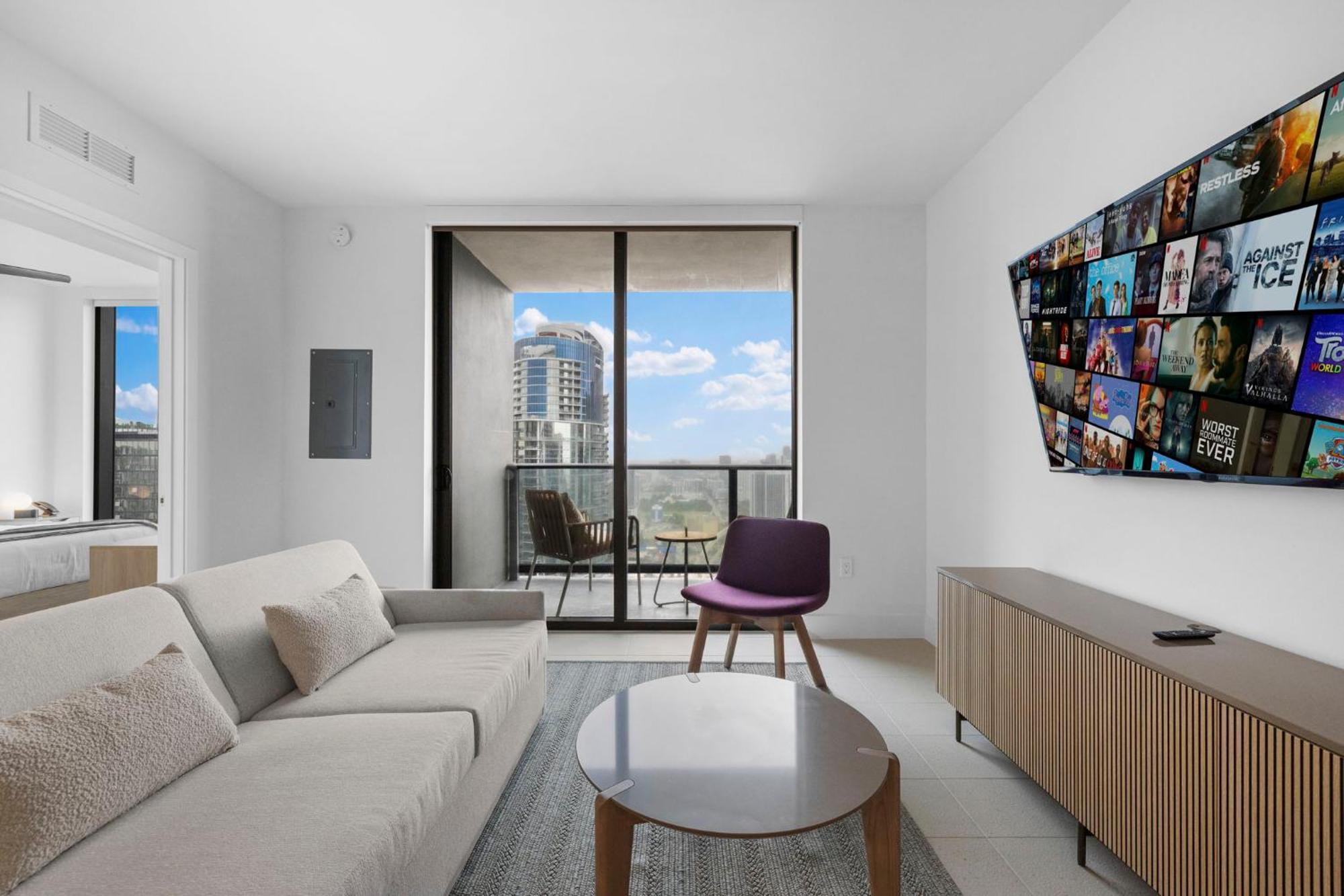 On 46th Floor! Amazing Views And Free Parking *