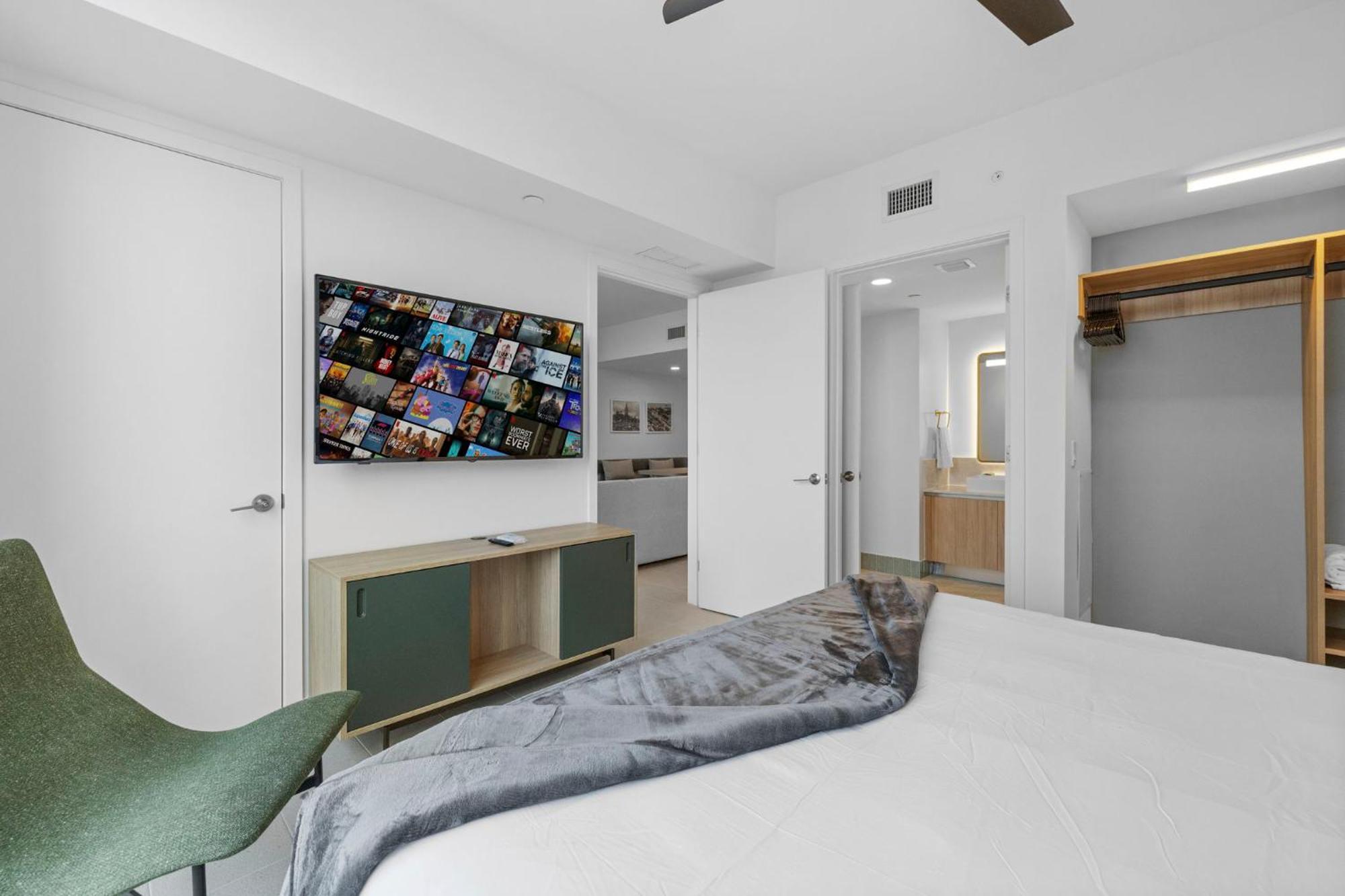 Apartment On 46th Floor! Amazing Views And Free Parking