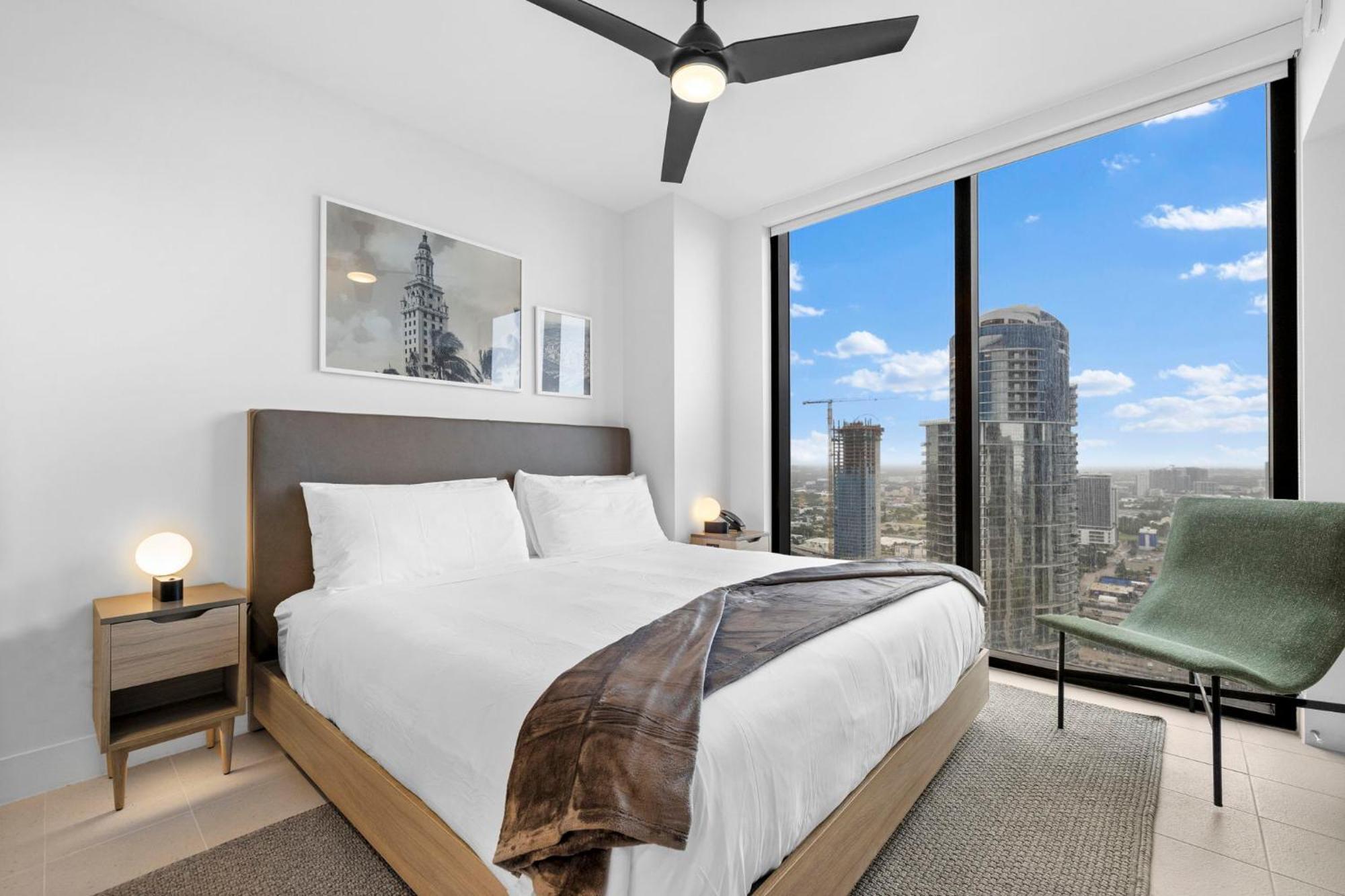 Apartment On 46th Floor! Amazing Views And Free Parking *