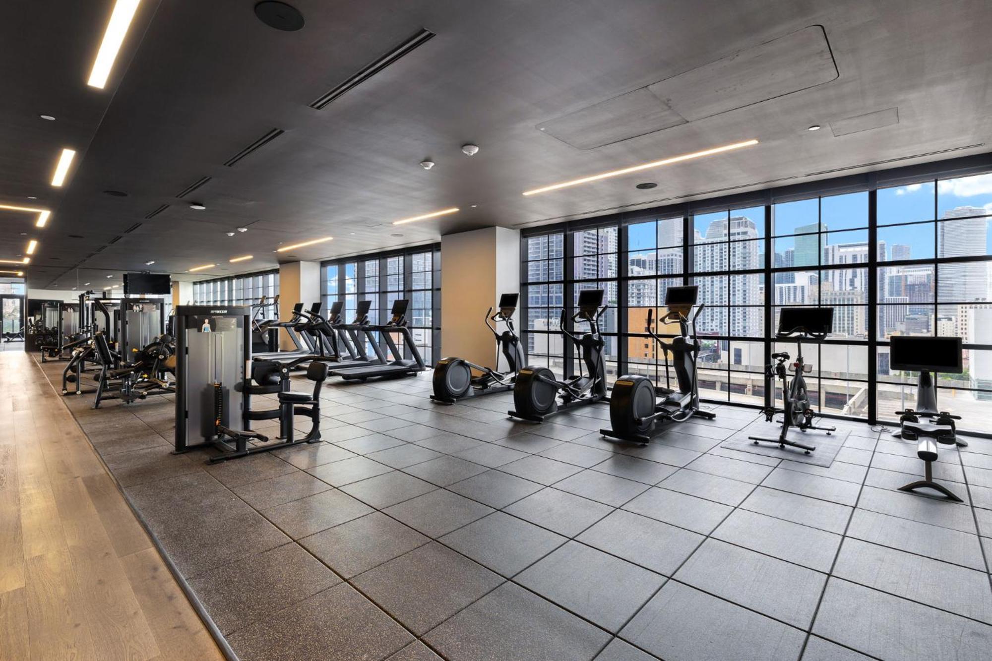 Apartment On 46th Floor! Amazing Views And Free Parking