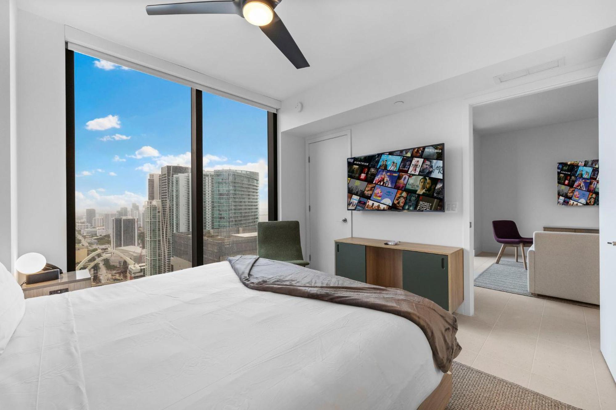 On 46th Floor! Amazing Views And Free Parking Apartment *