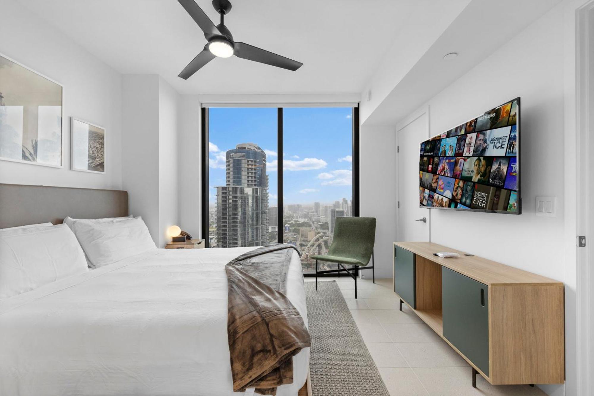 Apartment On 46th Floor! Amazing Views And Free Parking