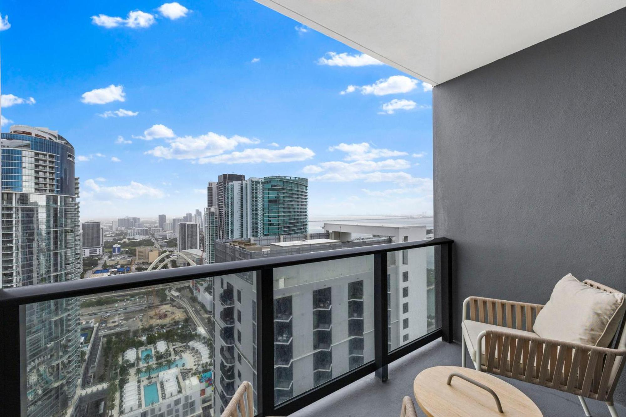 On 46th Floor! Amazing Views And Free Parking *