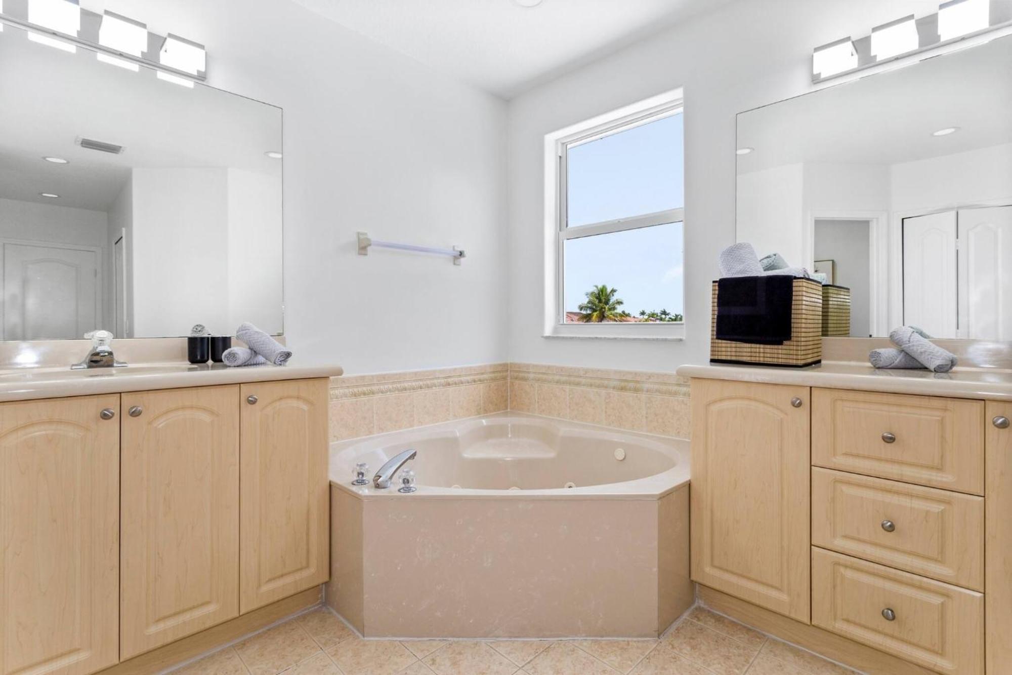 Luxe 5br I Pool Jacuzzi Fire Pit Piano Villa Miami