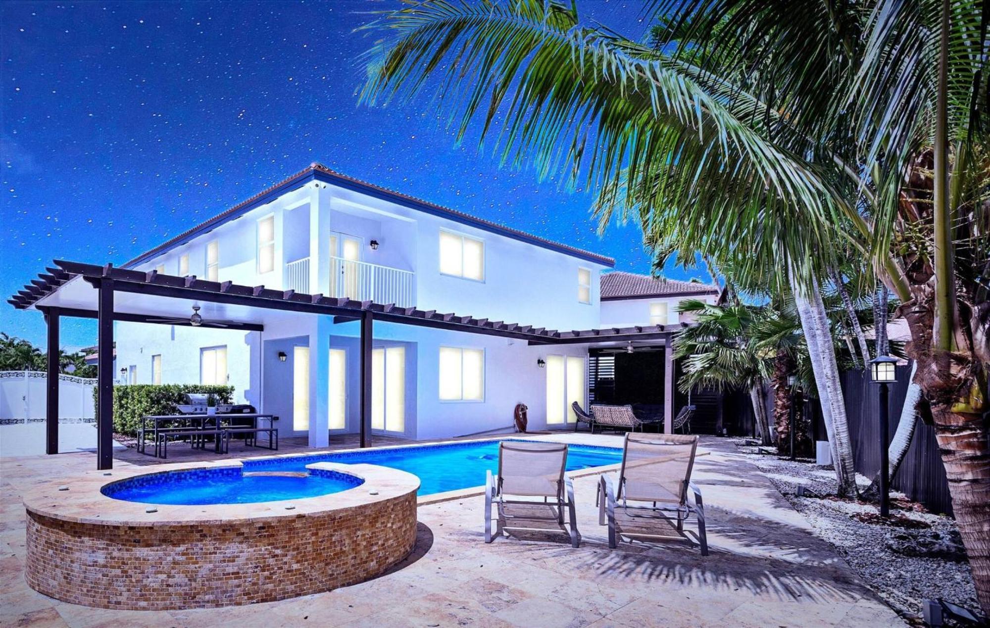 Luxe 5br I Pool Jacuzzi Fire Pit Piano *