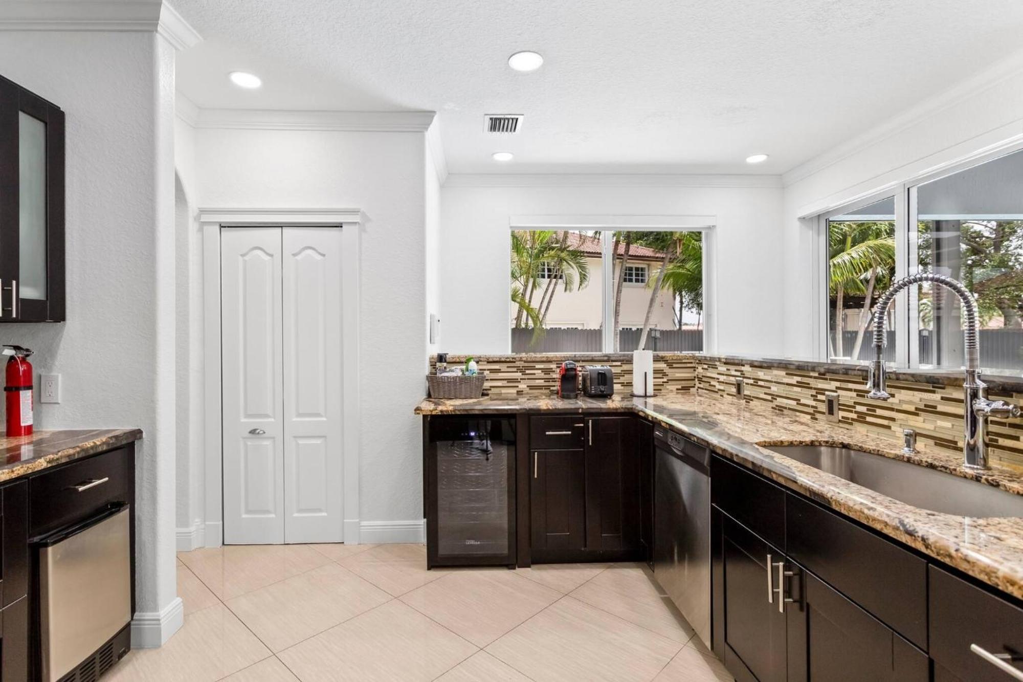 Luxe 5br I Pool Jacuzzi Fire Pit Piano Miami
