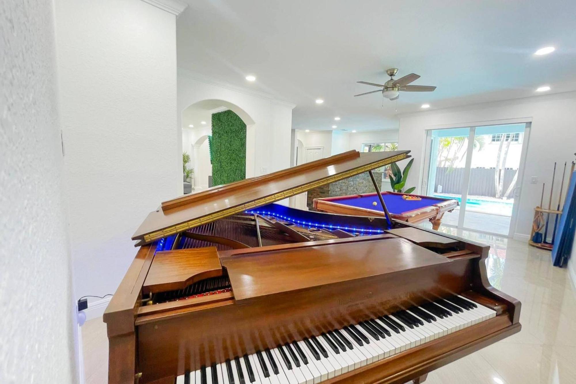 Luxe 5br I Pool Jacuzzi Fire Pit Piano Miami