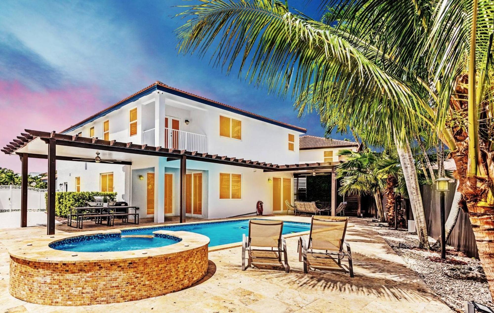 Luxe 5br I Pool Jacuzzi Fire Pit Piano Villa Miami