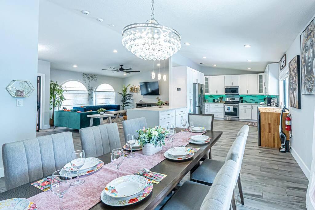 Holiday home Amazing Location, Luxury & Spacious, Large Pool, Bbq, Game Room, Pool