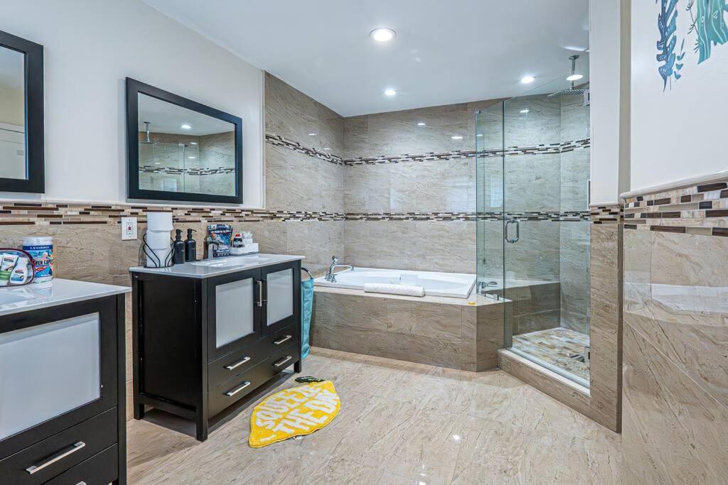 Amazing Location, Luxury & Spacious, Large Pool, Bbq, Game Room, Pool Holiday home *
