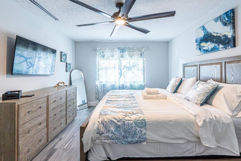 Holiday home Amazing Location, Luxury & Spacious, Large Pool, Bbq, Game Room, Pool