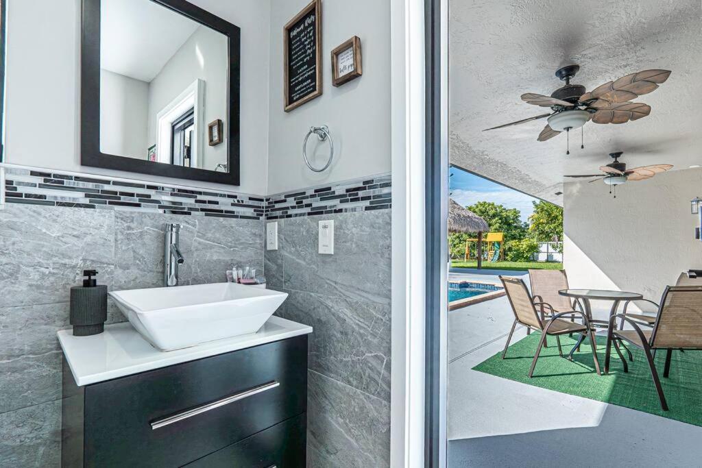 Holiday home Amazing Location, Luxury & Spacious, Large Pool, Bbq, Game Room, Pool *