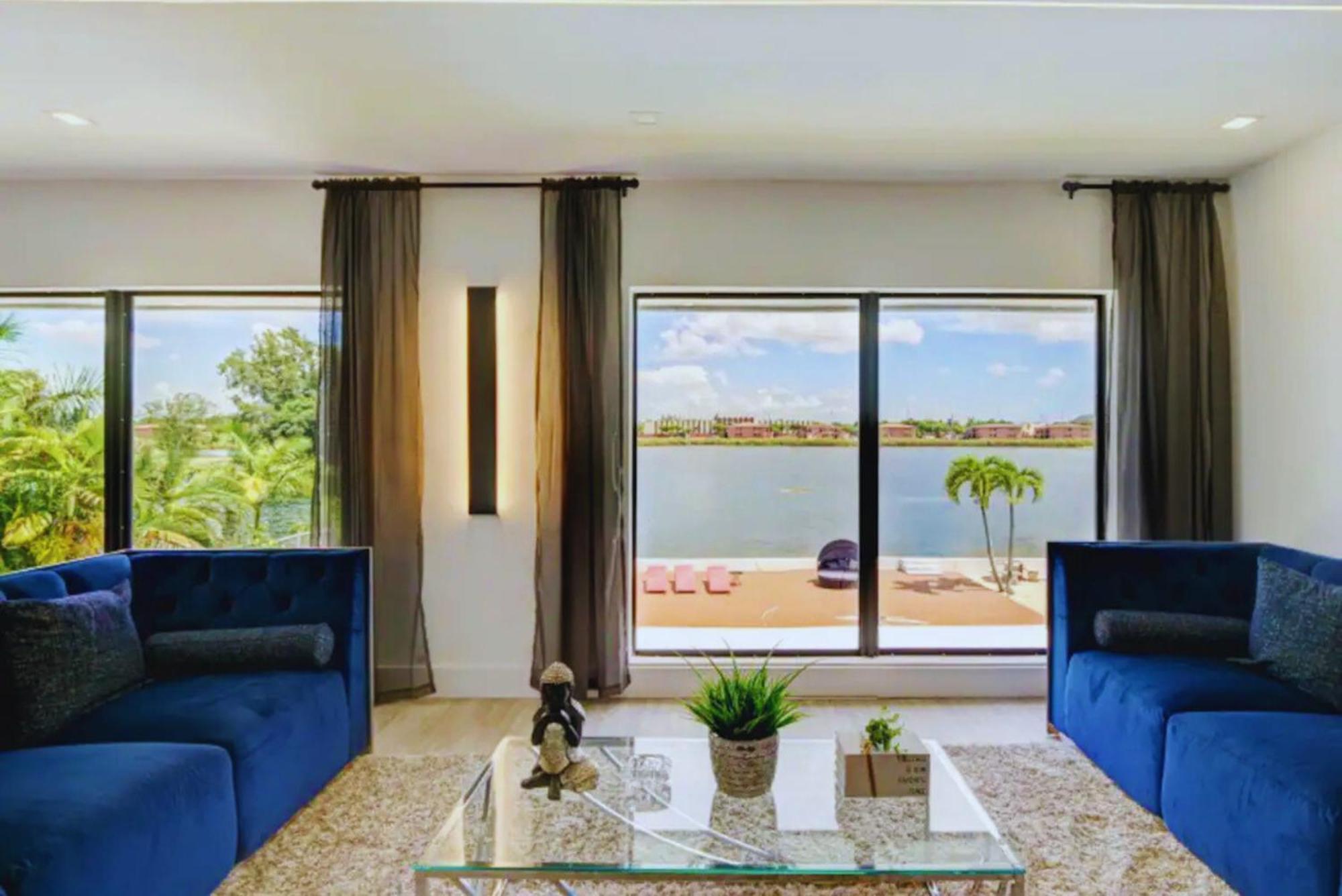 Luxe Waterfront Mansion W Private Nightclub, Cinema, Game Room, Gym & Pool Pousada Miami