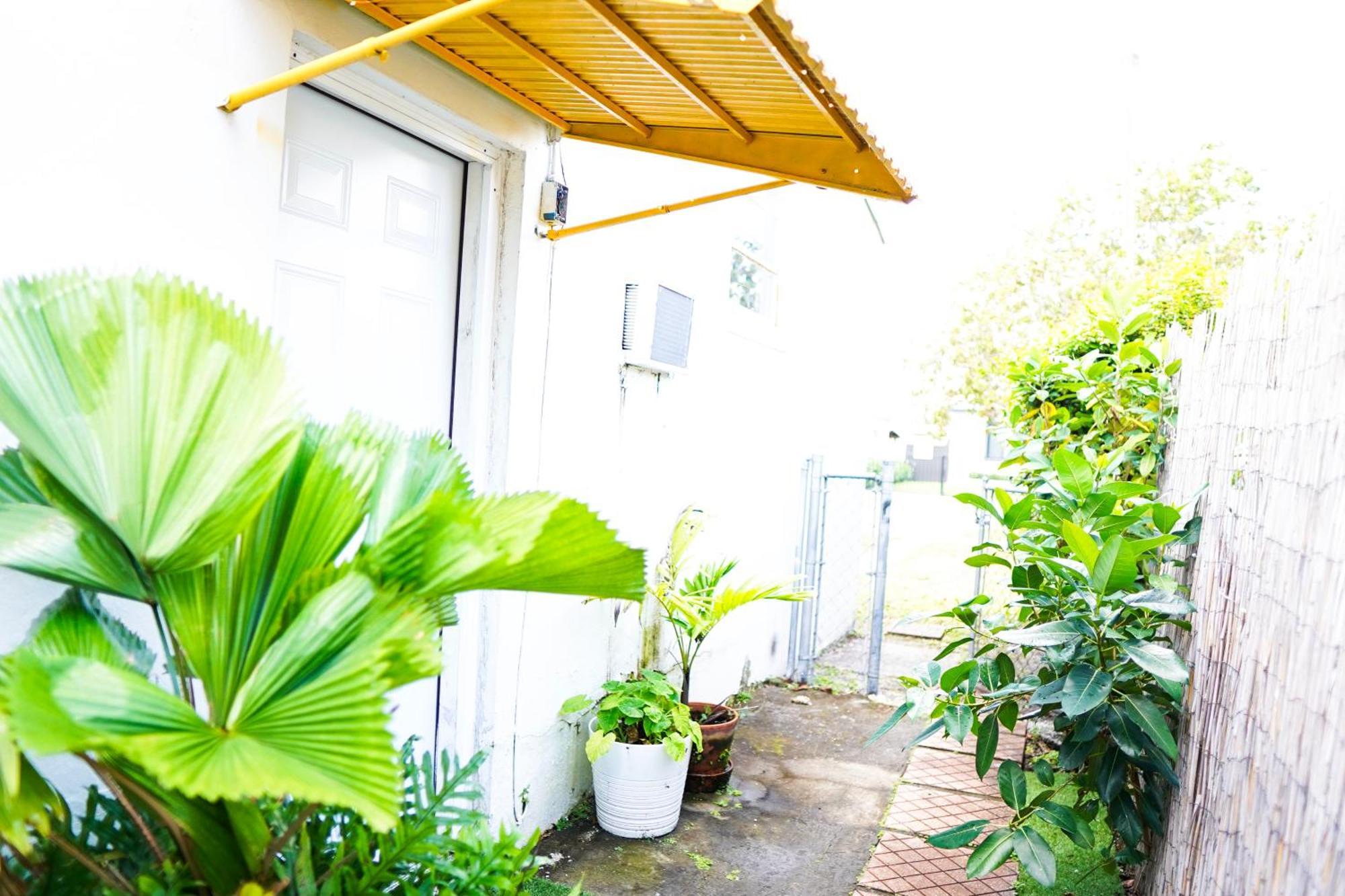 Tropical In Prime Airport Area