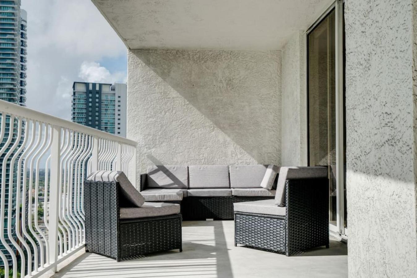 Stylish 1br With Ocean And View,pool,parking