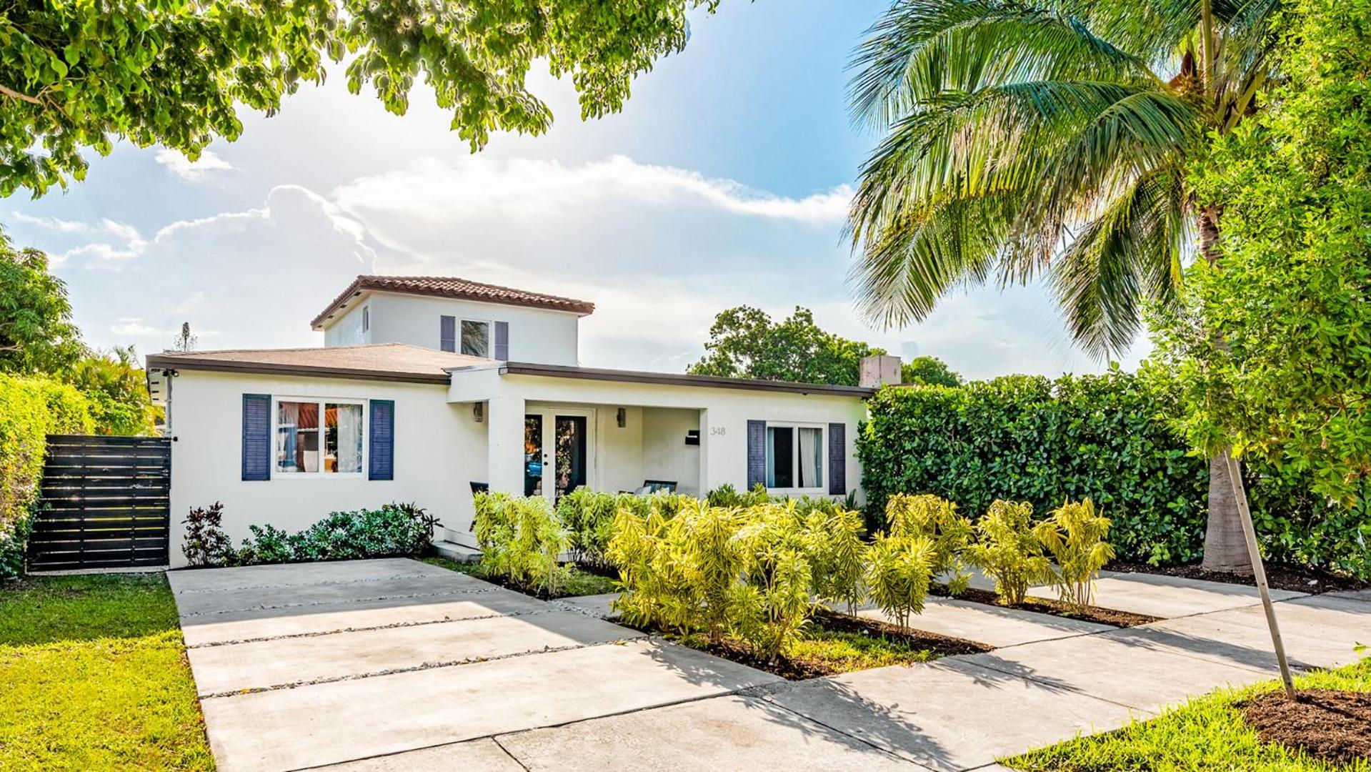 Holiday home Luxury Redefined 6br Poolside With King Bed