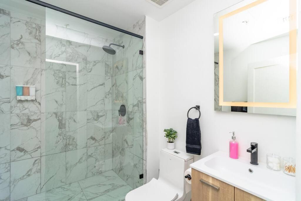 King Bed Brand New Oasis Minutes To Brickell Apartment *