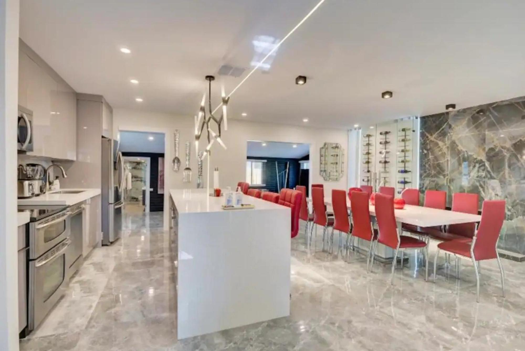 The Grand Escape With Cinema, Pool & Chill Area Miami