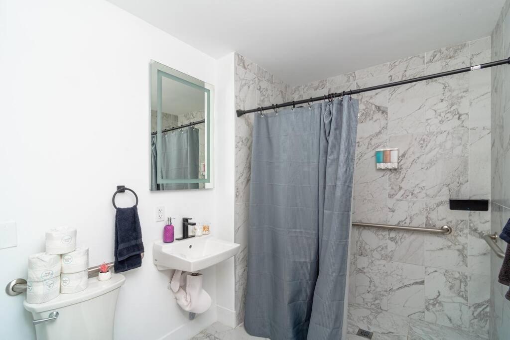 King Bed Brand New Oasis Minutes To Brickell Apartamento
