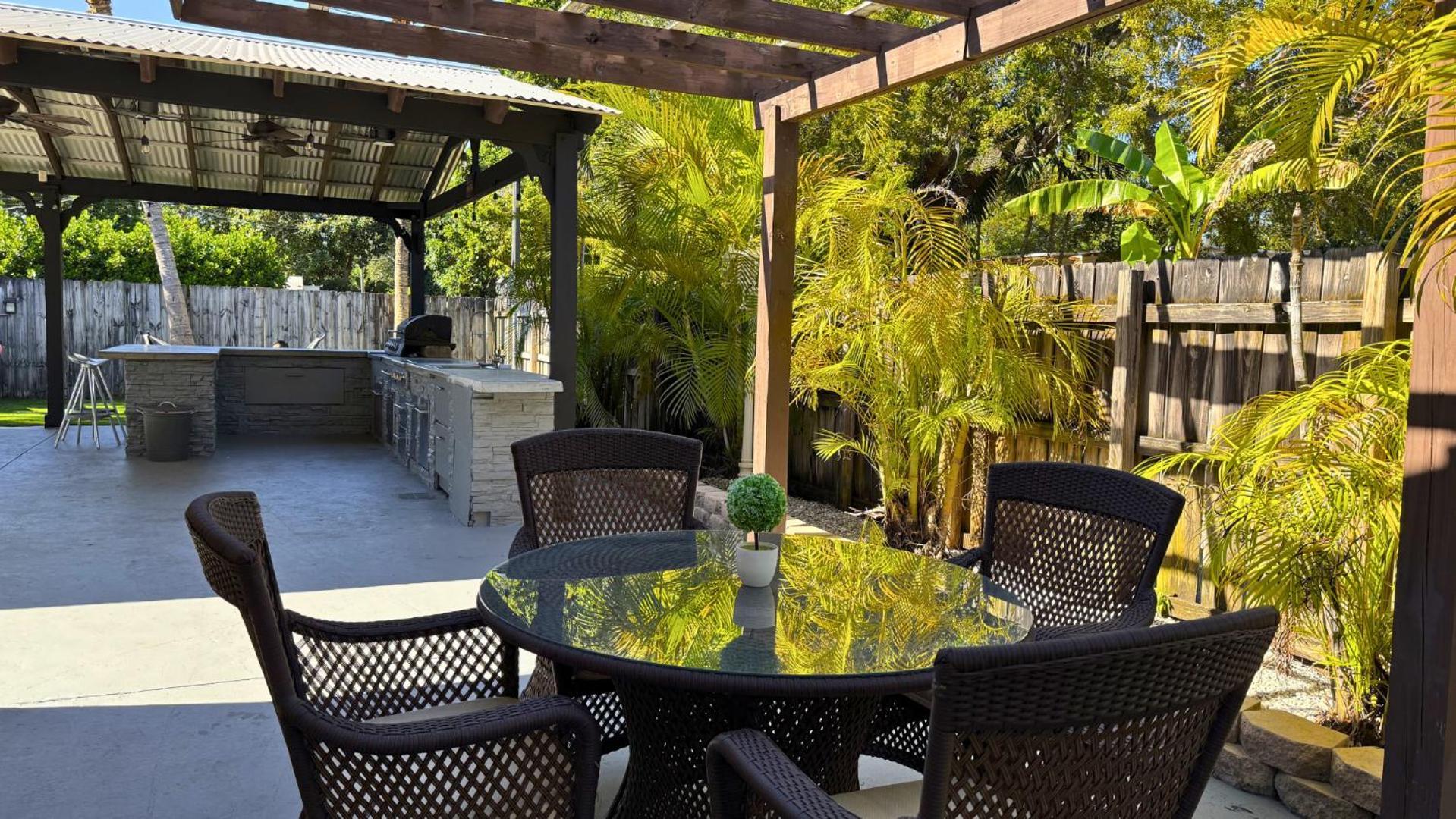 Tropical Paradise 3br Oasis With Heated Pool And Summer Kitchen *