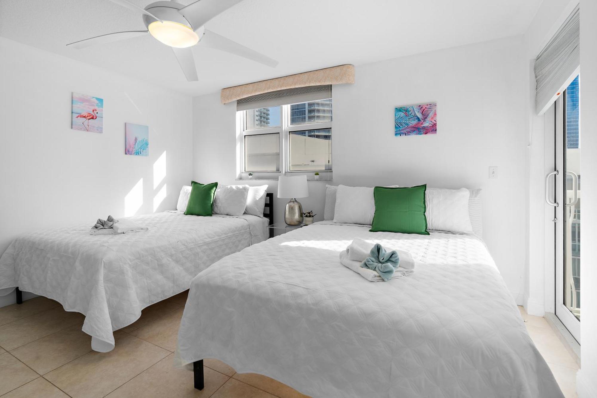 Stylish 2br With Skyline Views, Free Parking, Sleeps 8 Apartamento