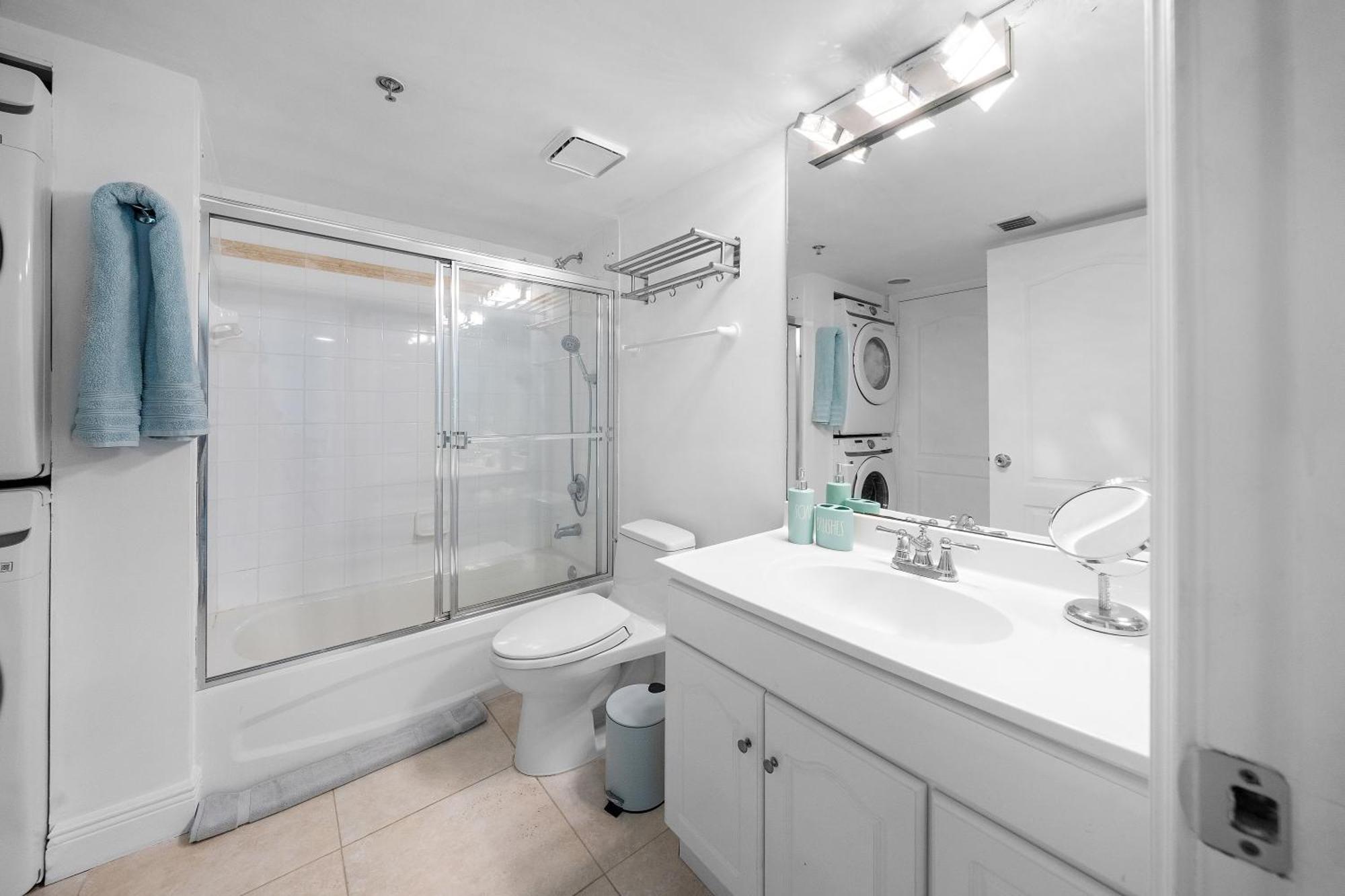 Stylish 2br With Skyline Views, Free Parking, Sleeps 8 Apartamento *