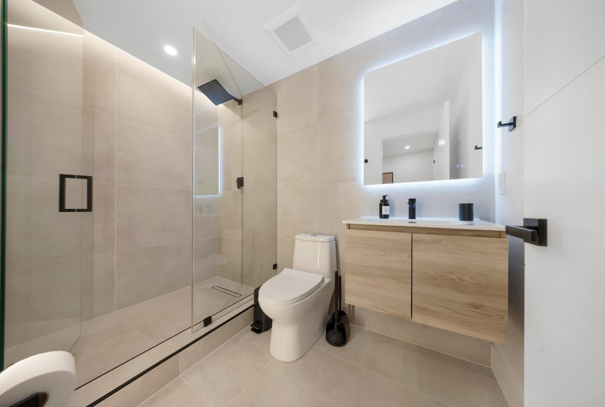 Villa New Design Dist Gem Pool,hottub,minigolf,nespresso *