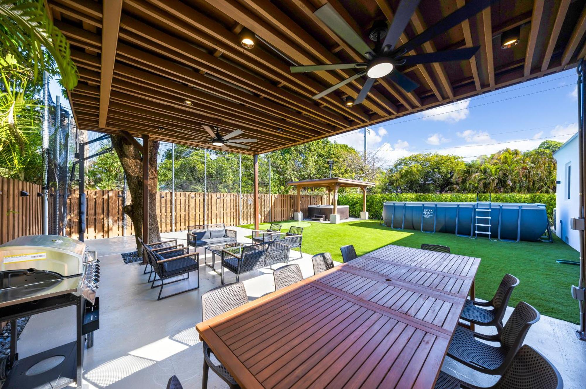 New Design Dist Gem Pool,hottub,minigolf,nespresso