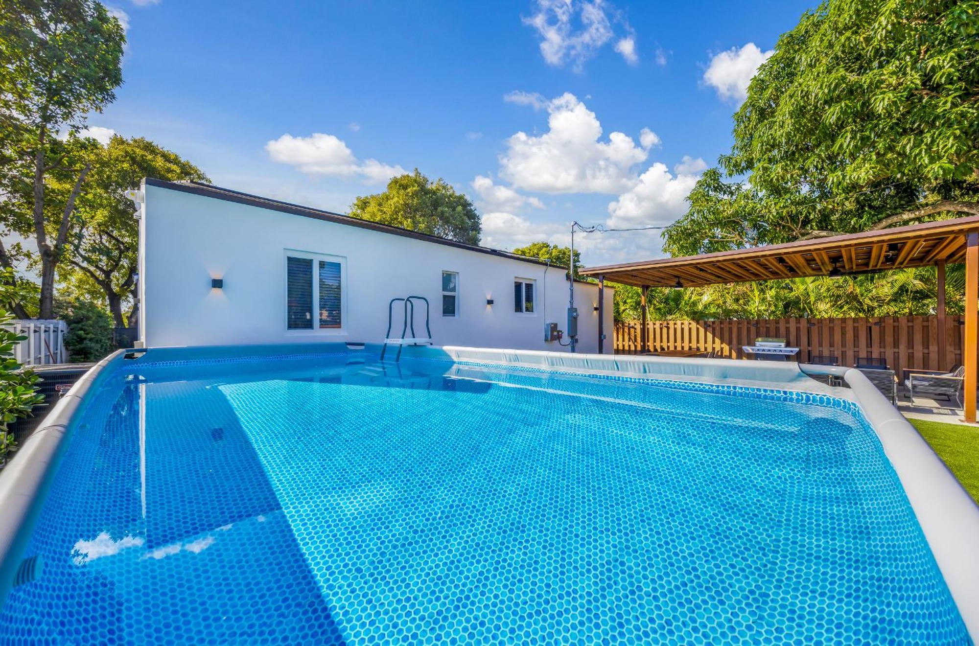 Villa New Design Dist Gem Pool,hottub,minigolf,nespresso *