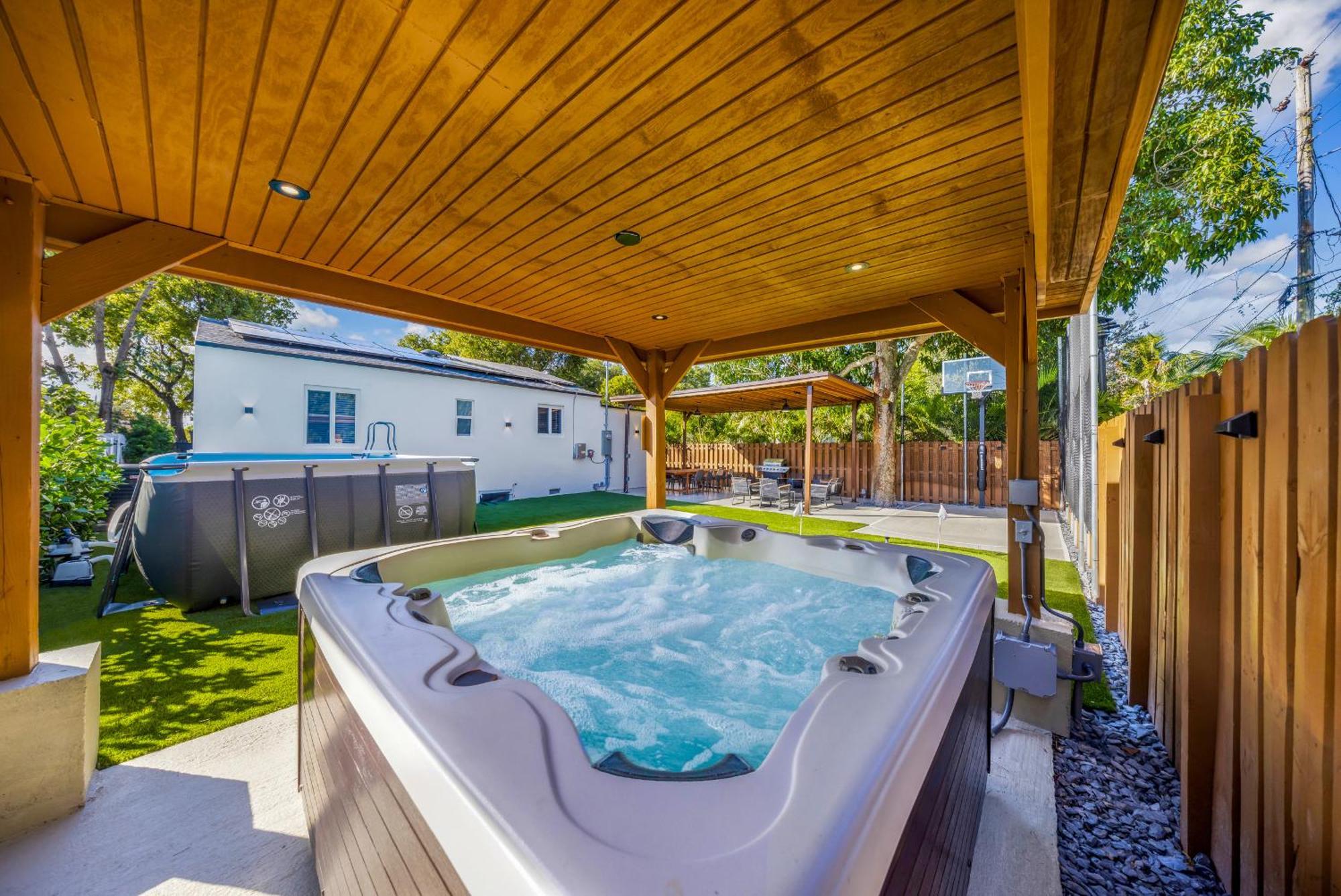 Villa New Design Dist Gem Pool,hottub,minigolf,nespresso *