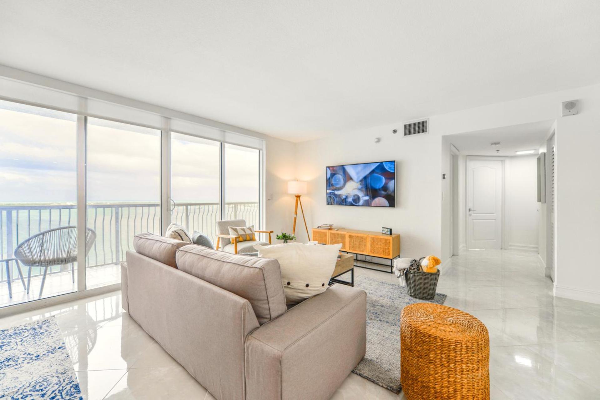 Open The Window And Enjoy The Sea Breeze At Exclusive Condo! Apartment *