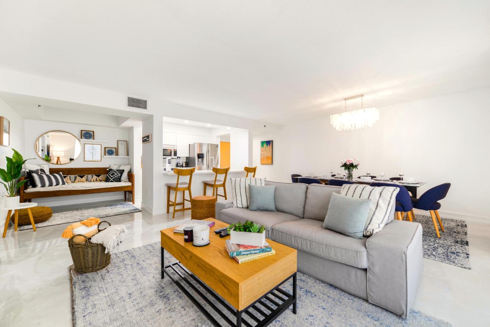 Open The Window And Enjoy The Sea Breeze At Exclusive Condo!