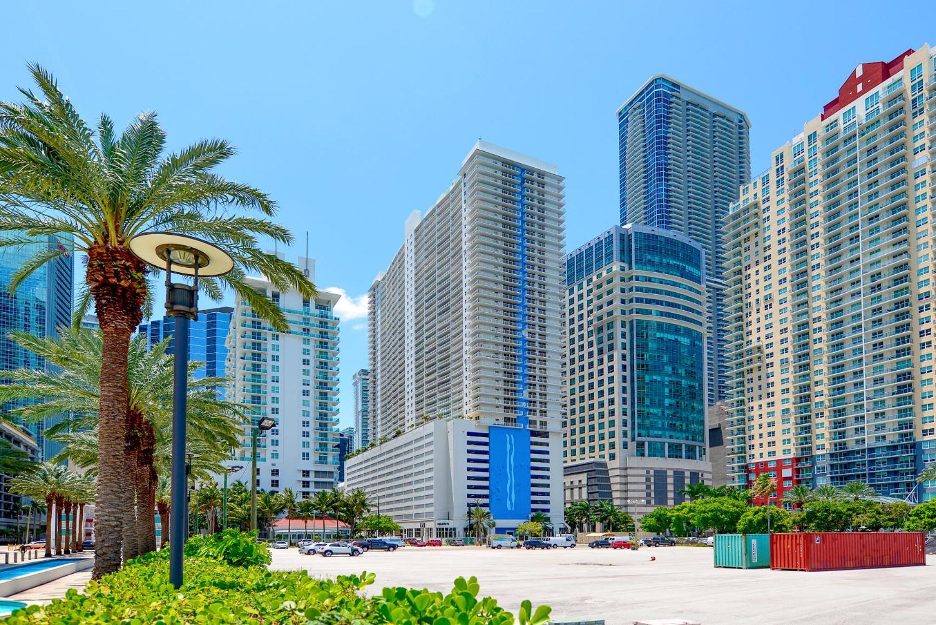 Open The Window And Enjoy The Sea Breeze At Exclusive Condo! Miami