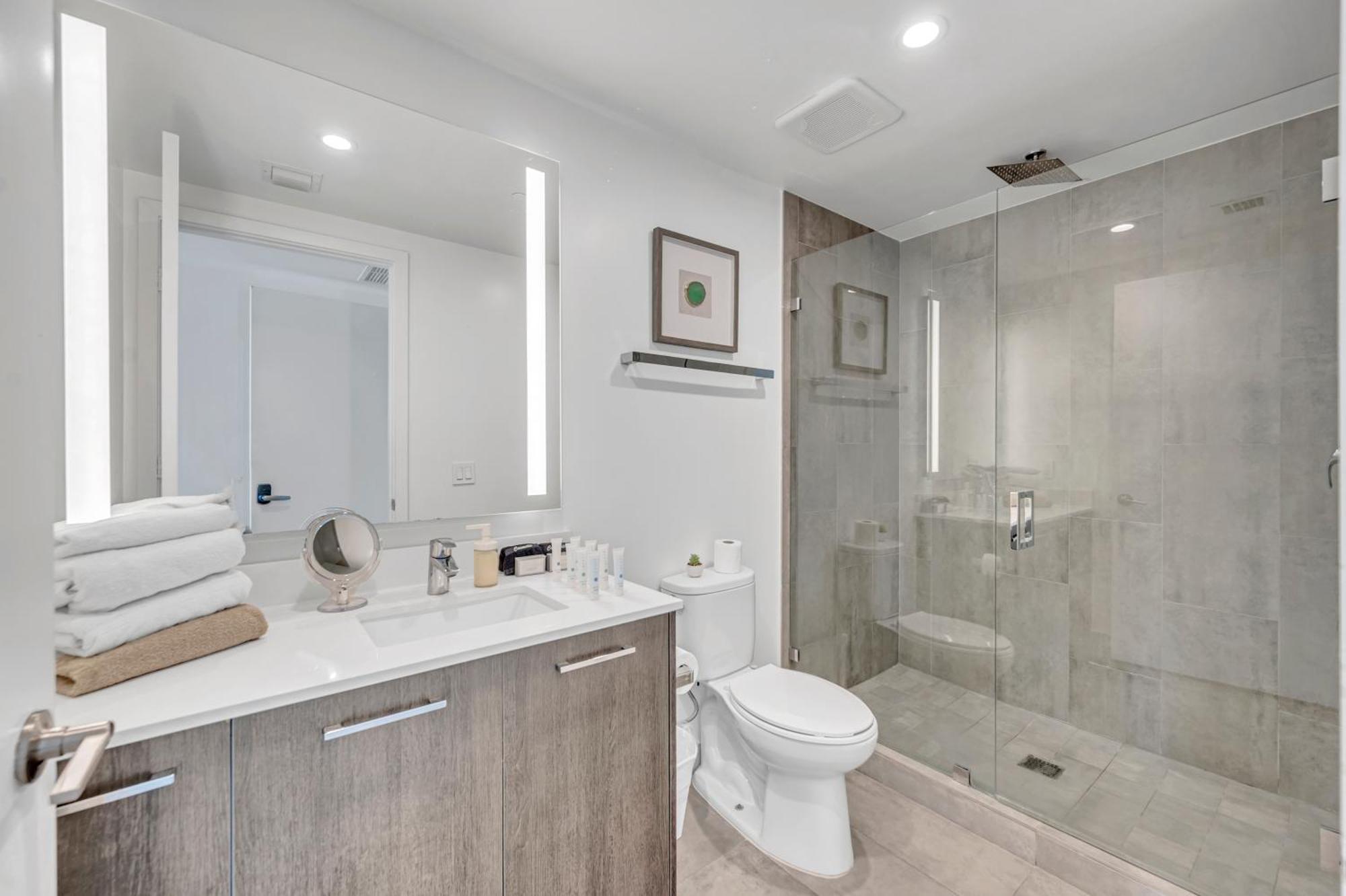 Great 3 Beds 3 Baths Downtown Apartment *