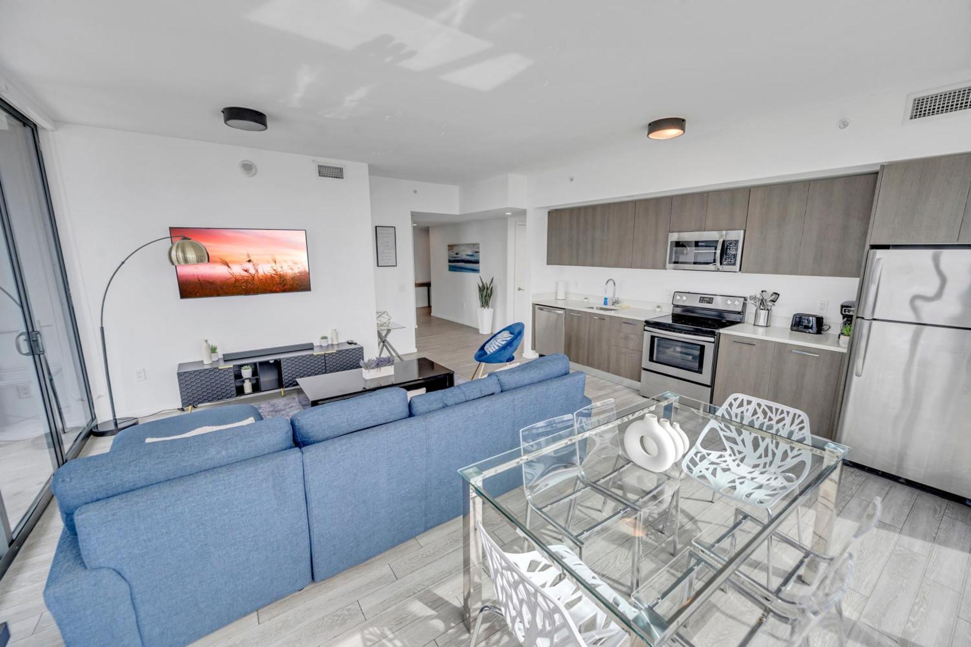 Great 3 Beds 3 Baths Downtown Apartment *