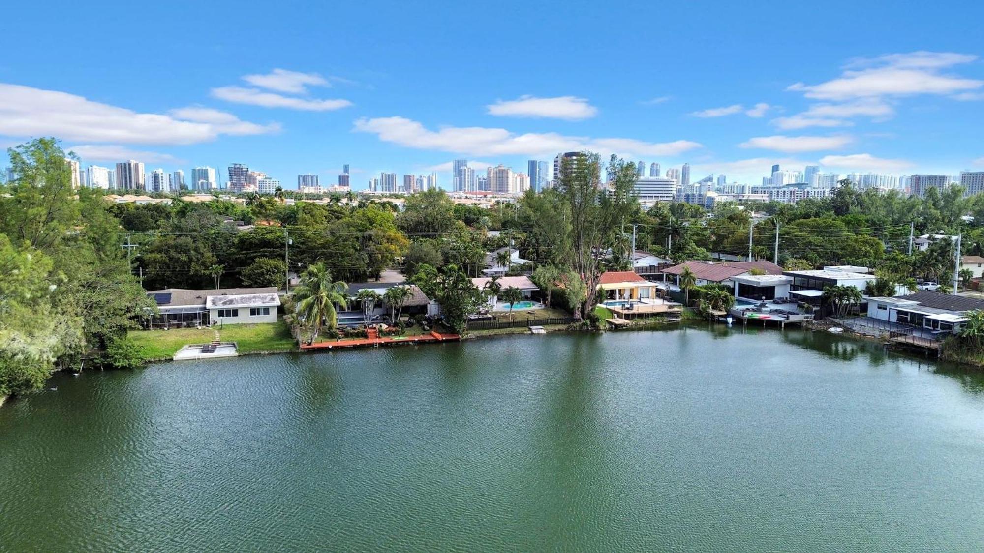 Lakefront Retreat Perfect For Family Fun * Miami