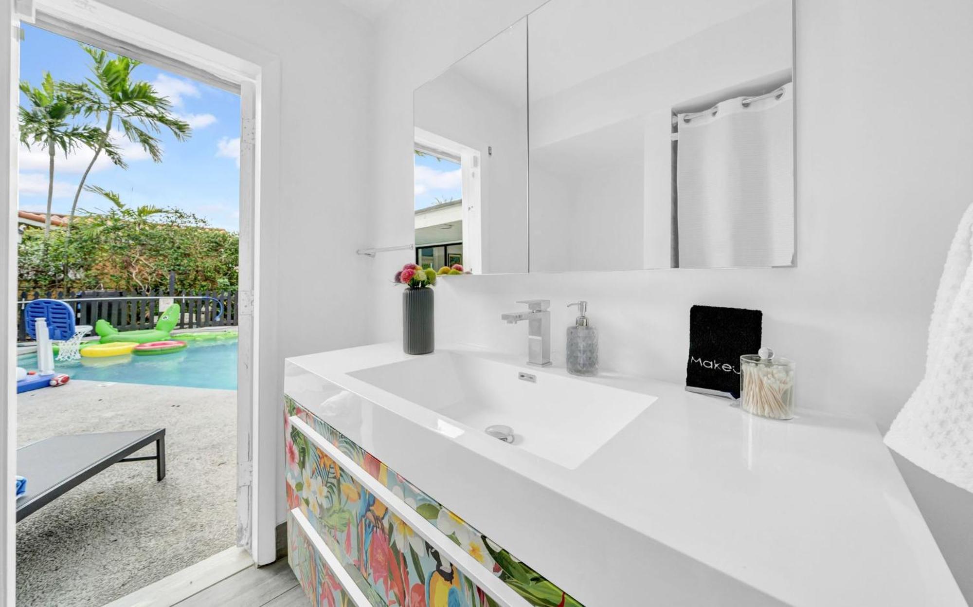 Lakefront Retreat Perfect For Family Fun Miami