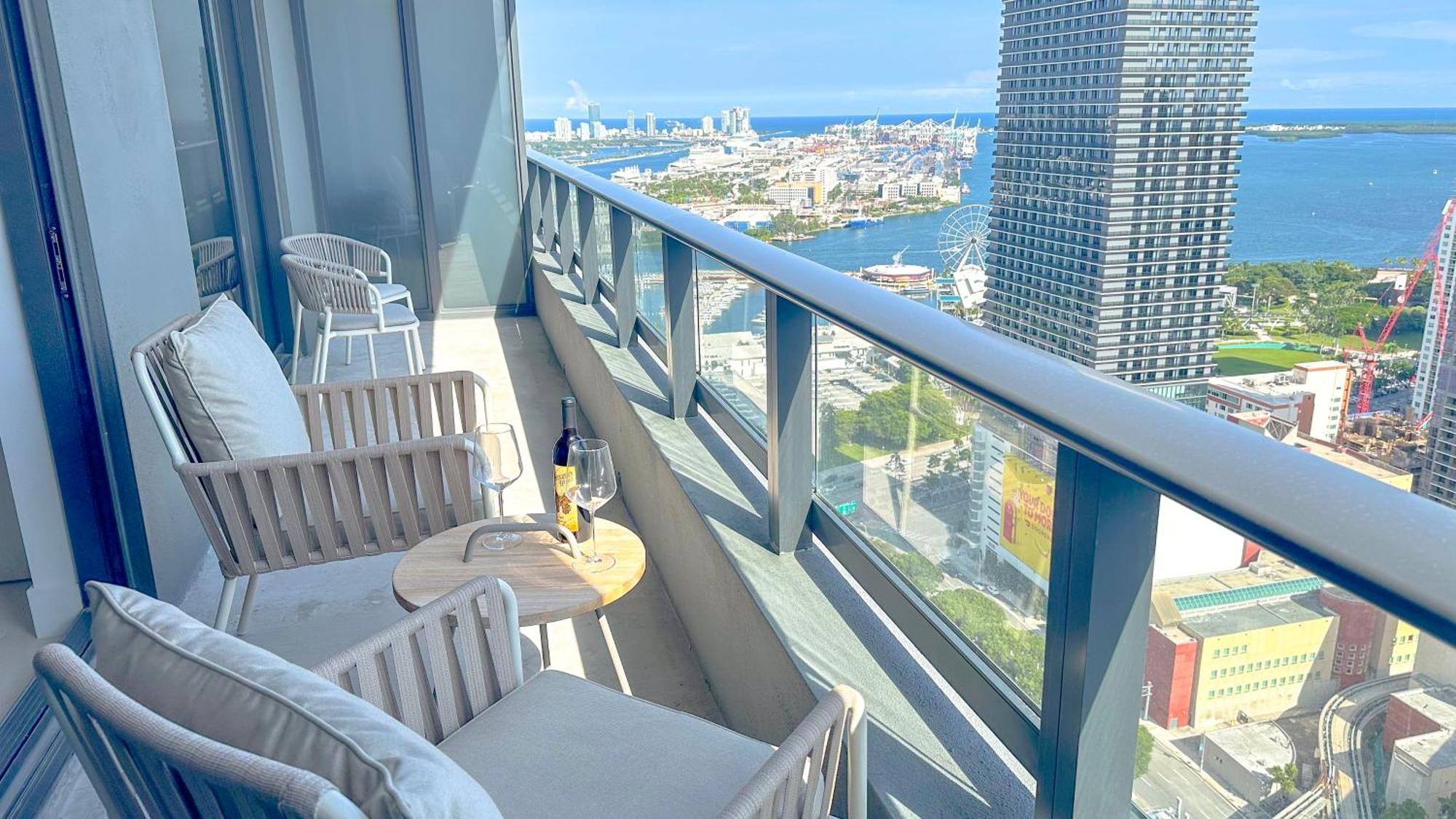 Stylish One Bedroom Steps From Kaseya Center & Port Of Miami- Daily Fee And Parking Not Included Miami