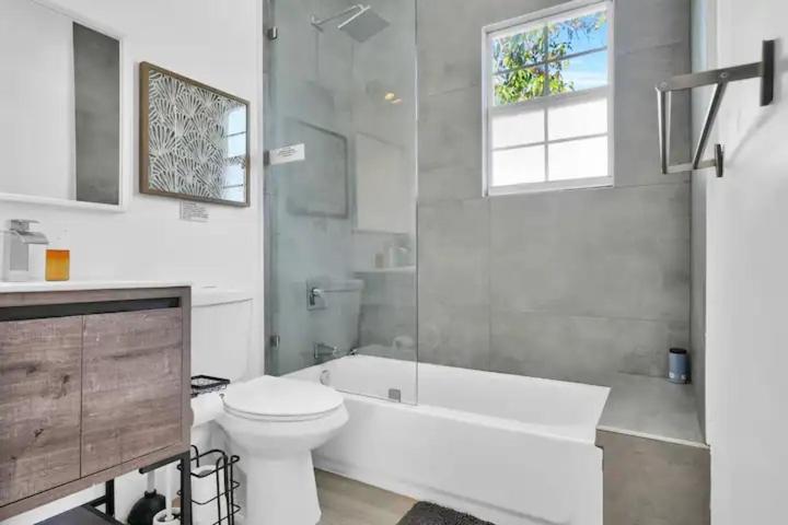 Chateau Pool, Hottub And Parking Holiday home
