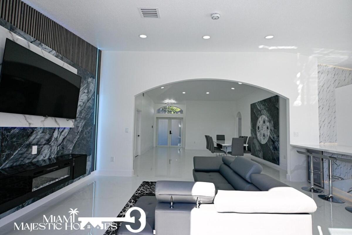 Golden Horizon Villa, Pool, Perfect Game Room, Bbq Holiday home