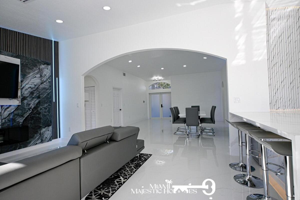 Golden Horizon Villa, Pool, Perfect Game Room, Bbq Holiday home