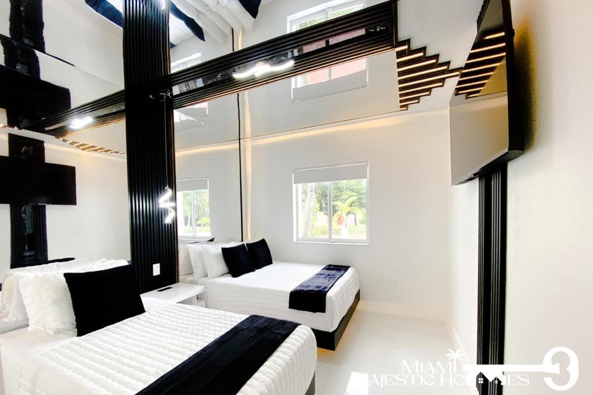 Golden Horizon Villa, Pool, Perfect Game Room, Bbq Holiday home *
