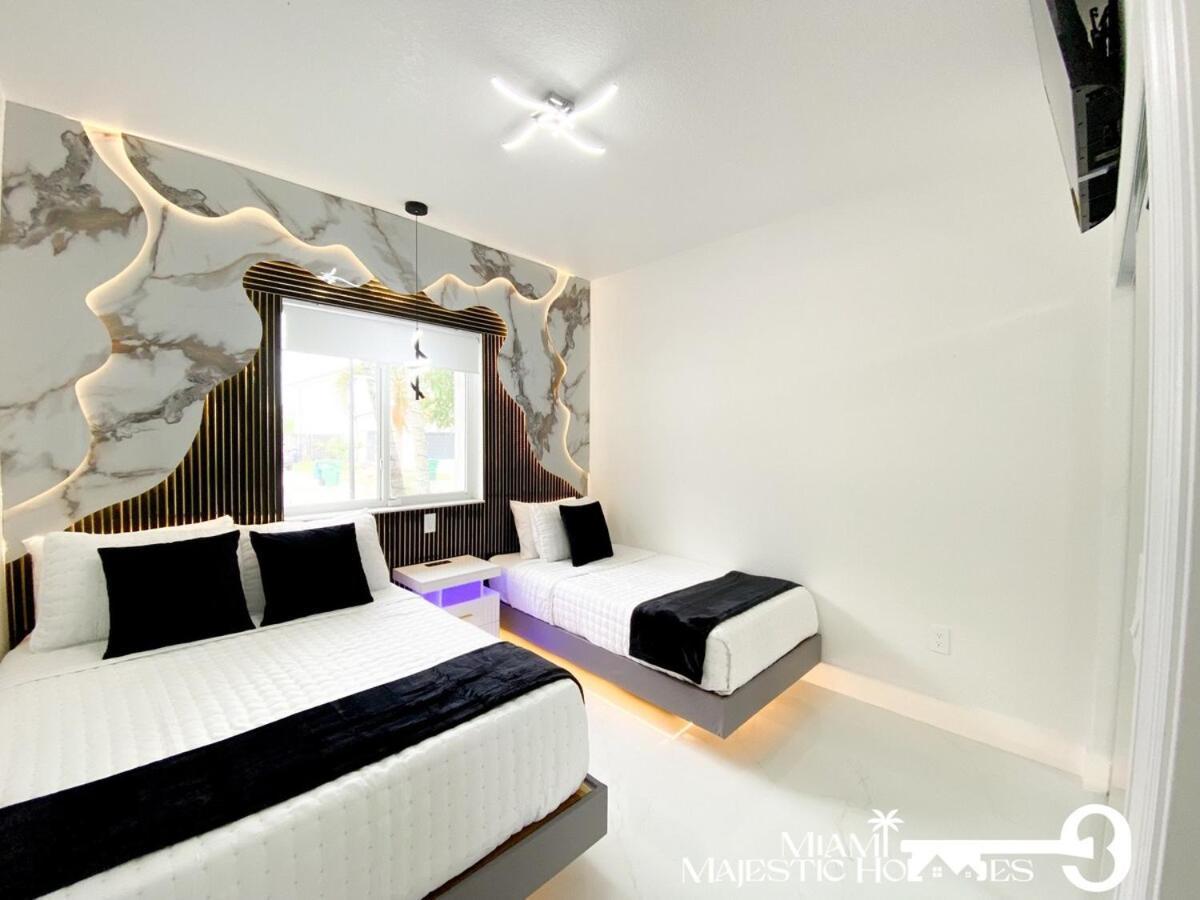 Golden Horizon Villa, Pool, Perfect Game Room, Bbq Holiday home *