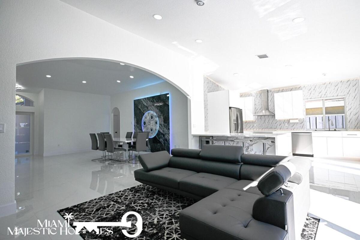 Holiday home Golden Horizon Villa, Pool, Perfect Game Room, Bbq *