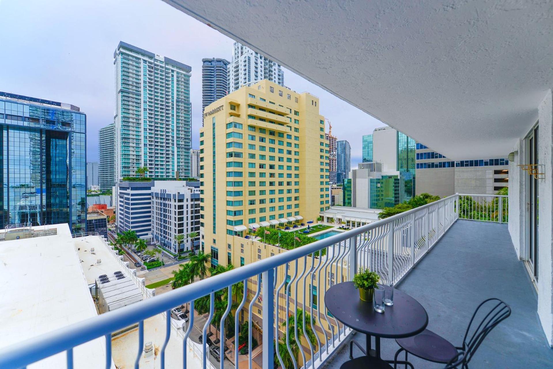 Luxurious 3br With Pool In Brickell Apartment *